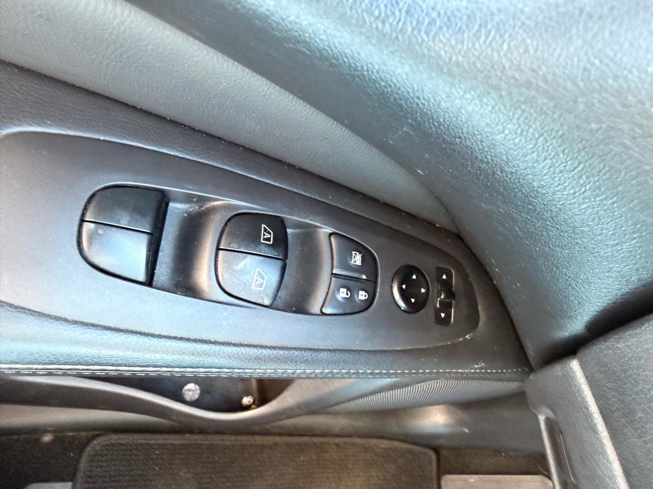 Used 2013 Nissan Pathfinder Platinum w/ Platinum Premium Pkg FWD image 23