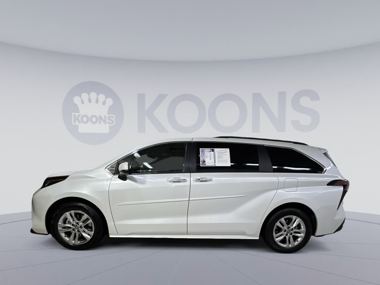 Used 2022 Toyota Sienna XLE image 8