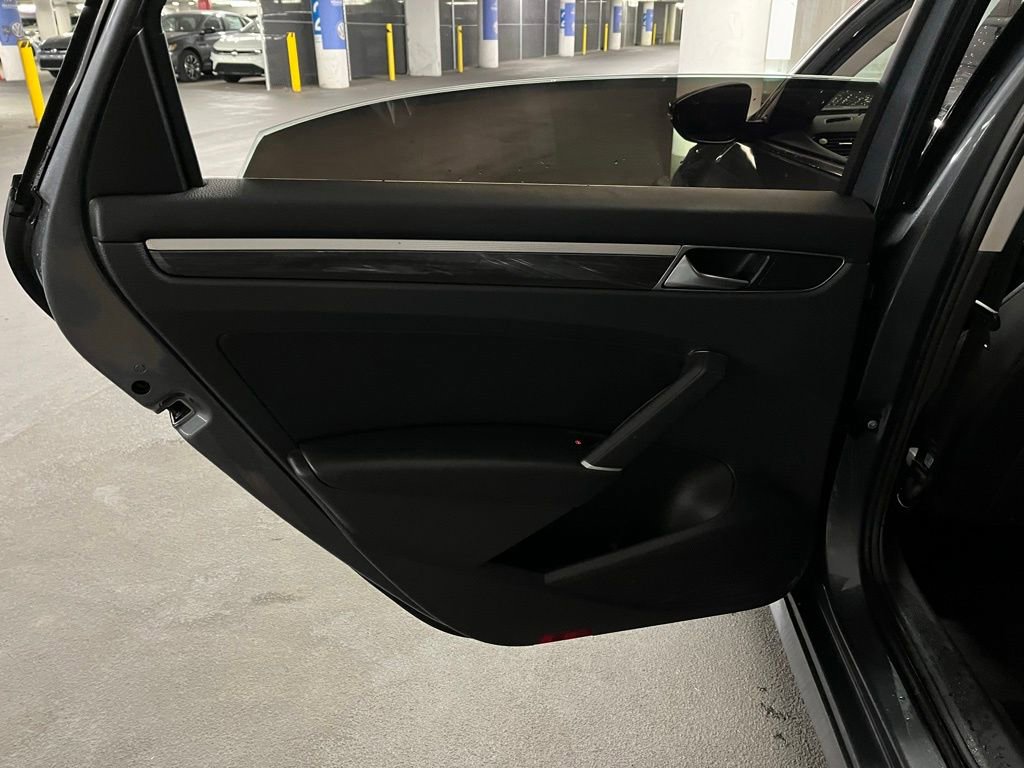 Used 2018 Volkswagen Passat 2.0T SE w/ SE Lighting Package image 17