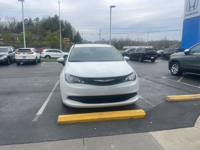 Used 2023 Chrysler Voyager LX image 6