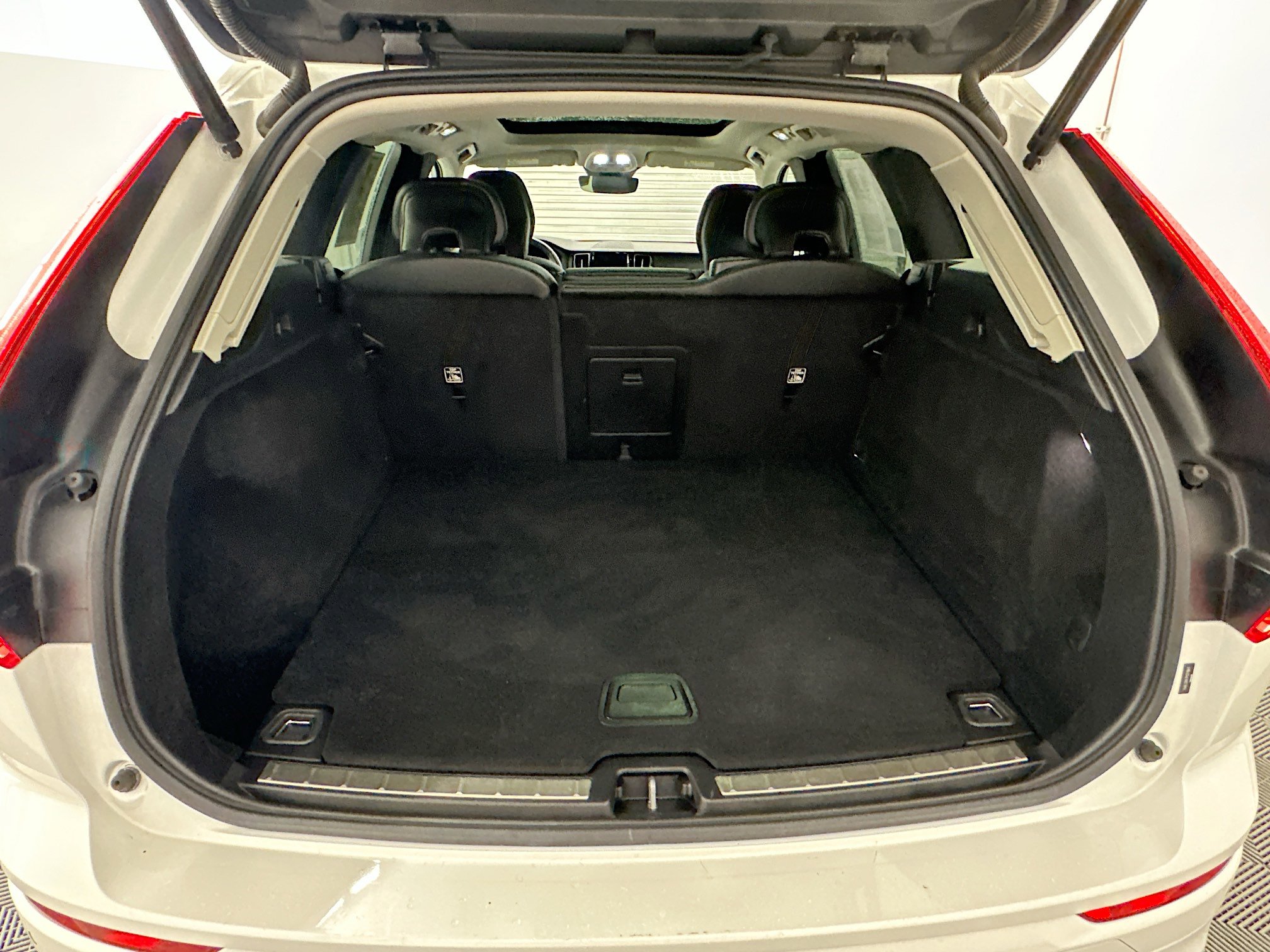 Used 2023 Volvo XC60 B5 Core image 31