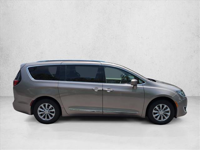 Used 2018 Chrysler Pacifica Touring-L FWD image 4