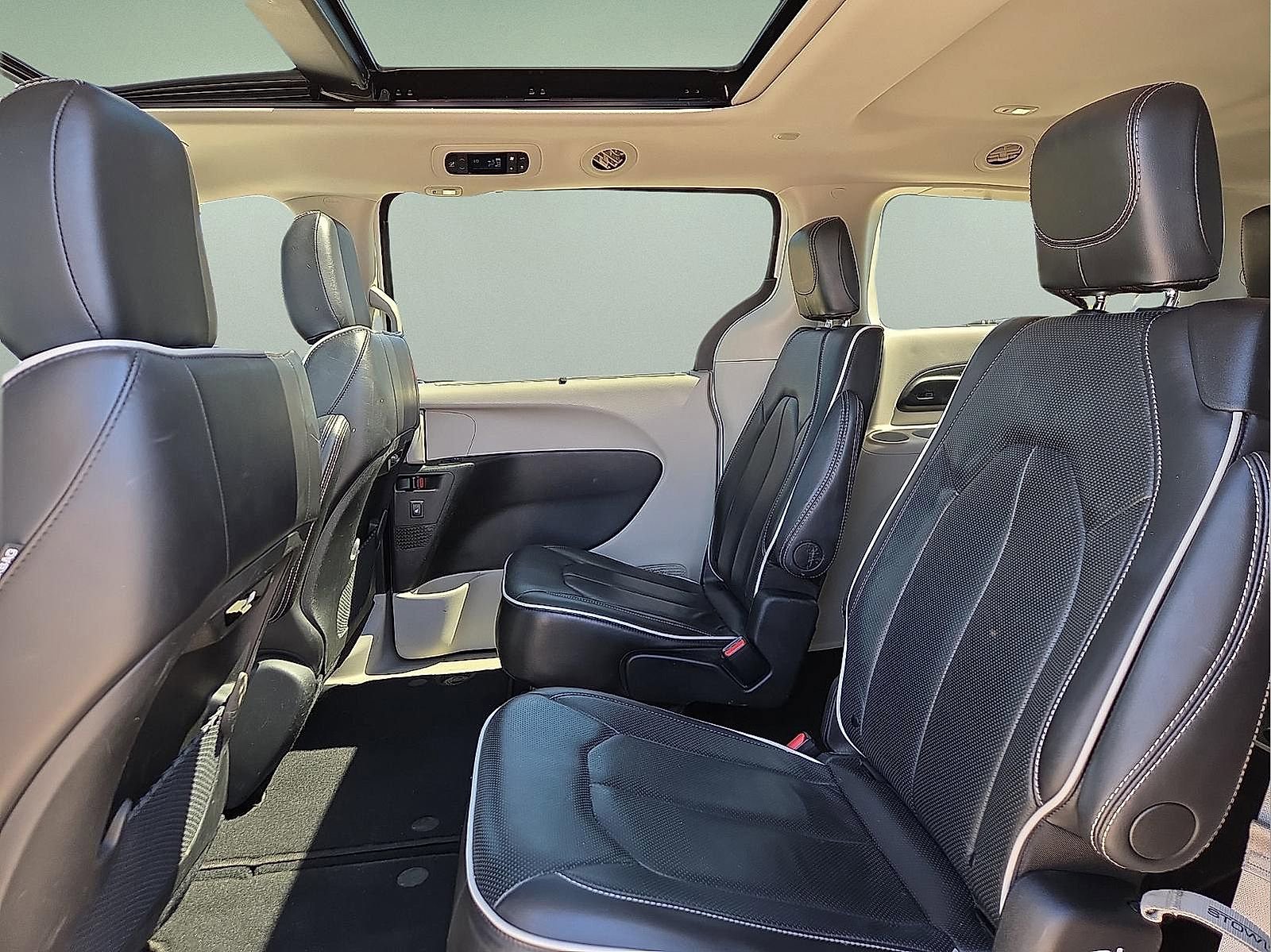 Used 2024 Chrysler Pacifica Limited FWD image 11