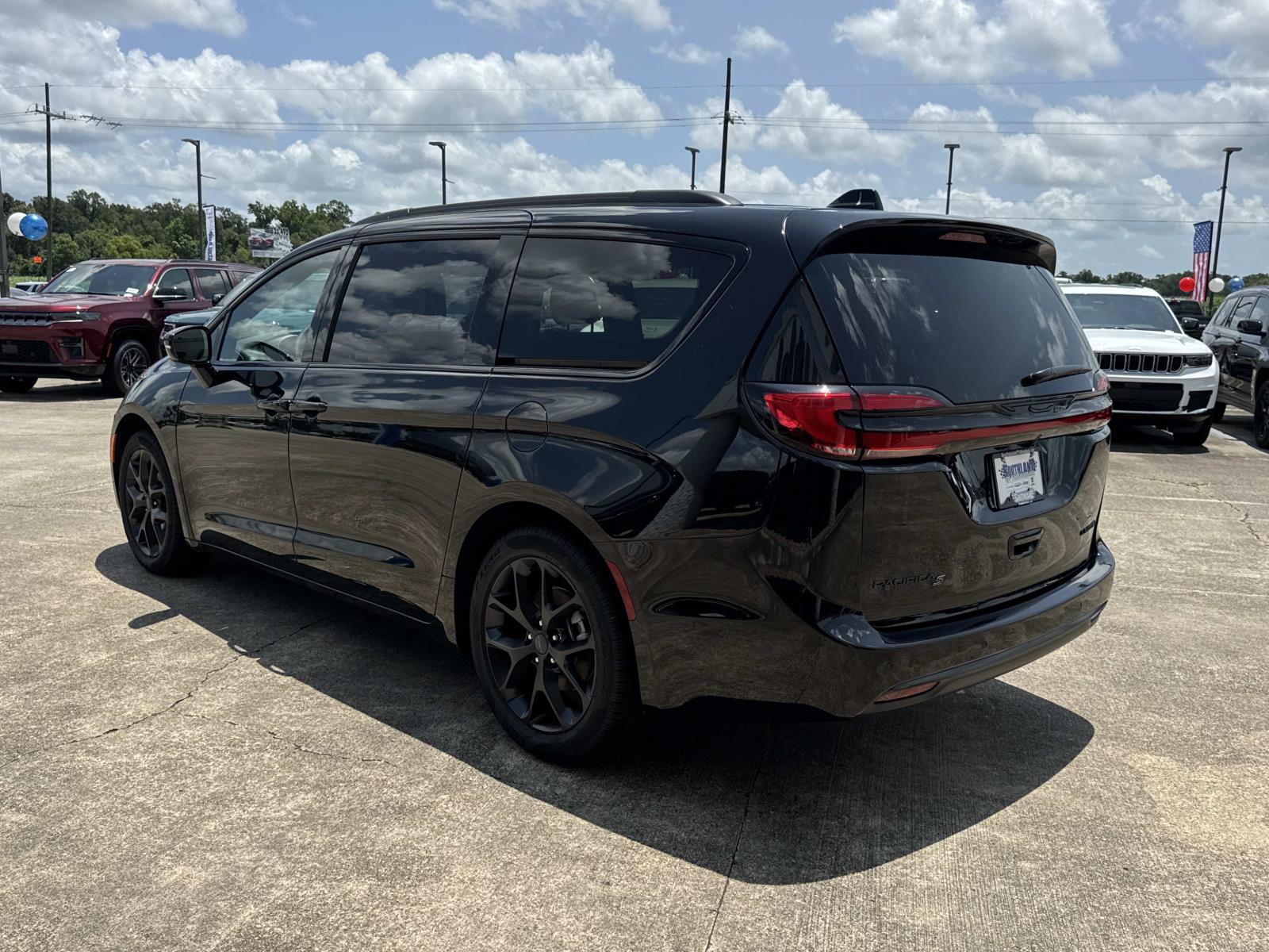 New 2027 Chrysler Pacifica Limited FWD image 4