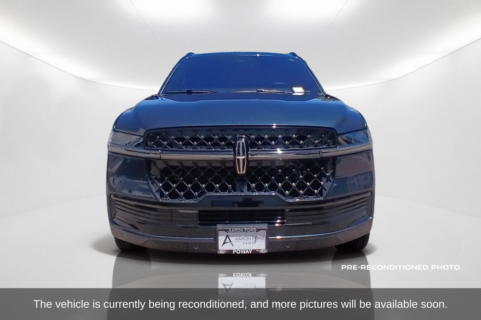 Used 2025 Lincoln Navigator L Reserve w/ Jet Appearance Package AWD/4WD image 2