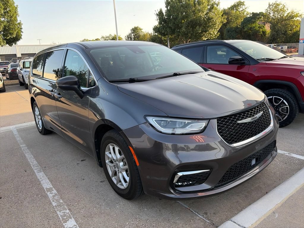 Used 2023 Chrysler Pacifica Touring-L FWD image 4