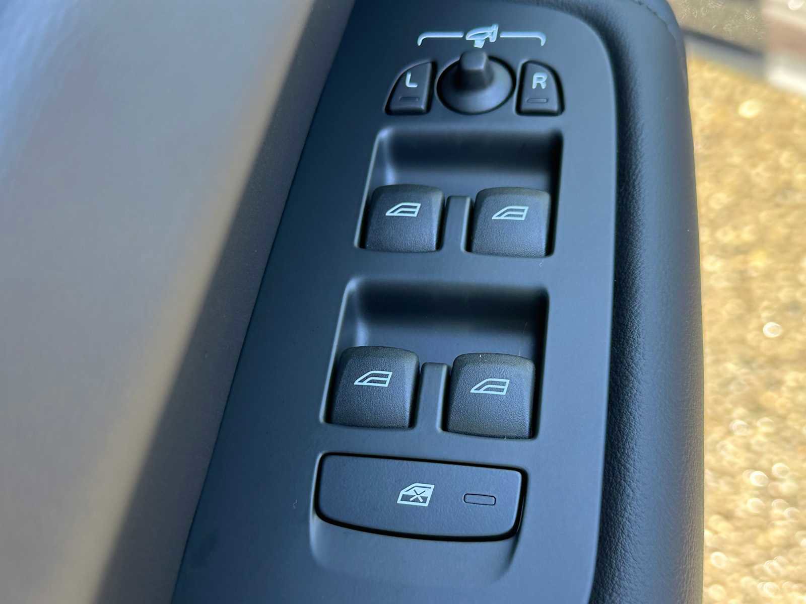 Used 2025 Volvo XC60 B5 Core w/ Protection Package Premier image 21