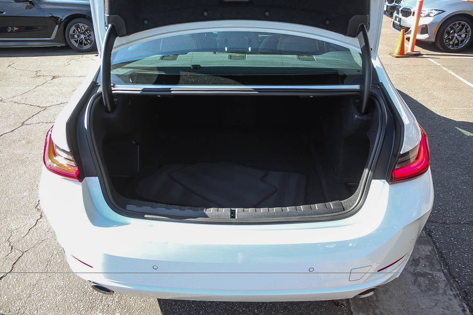 Used 2026 BMW 330i Sedan w/ Convenience Package RWD image 24