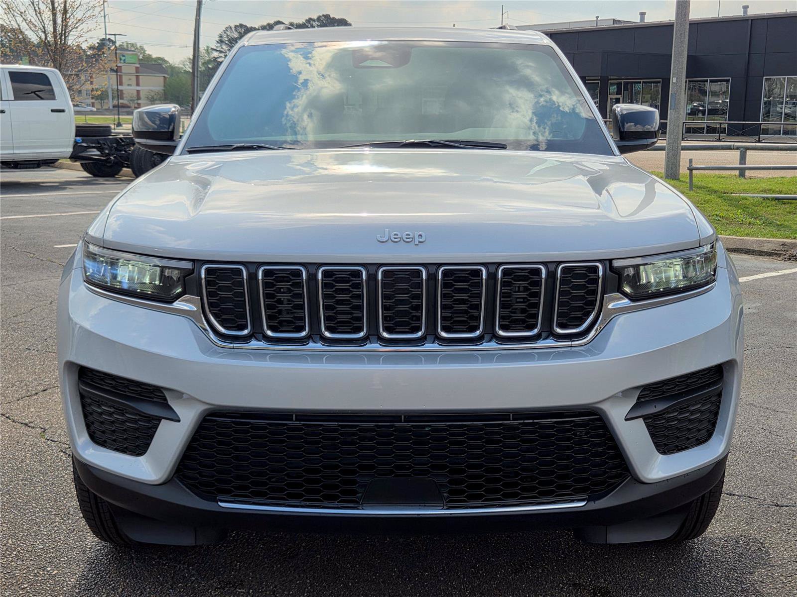 New 2025 Jeep Grand Cherokee Laredo X w/ Luxury Tech Group I RWD image 2