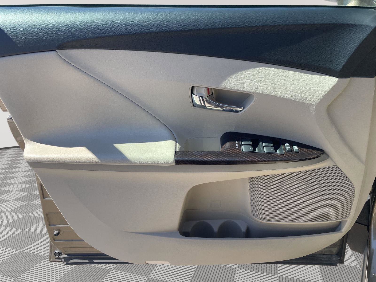 Used 2012 Toyota Venza LE FWD image 16