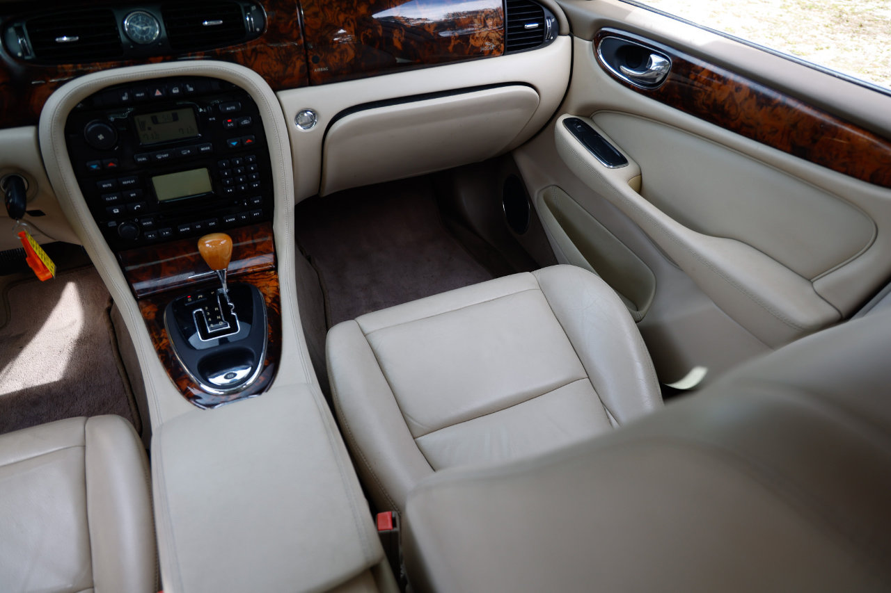 Used 2004 Jaguar XJ8 image 22