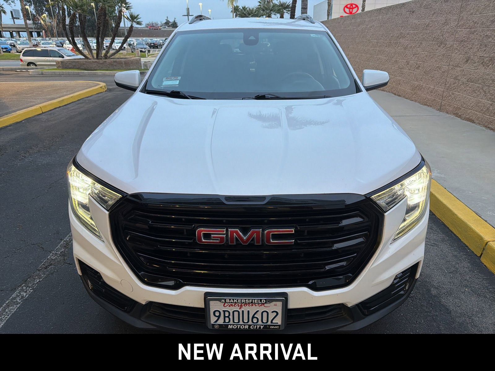 Certified 2022 GMC Terrain SLE w/ Driver Convenience Package image 2