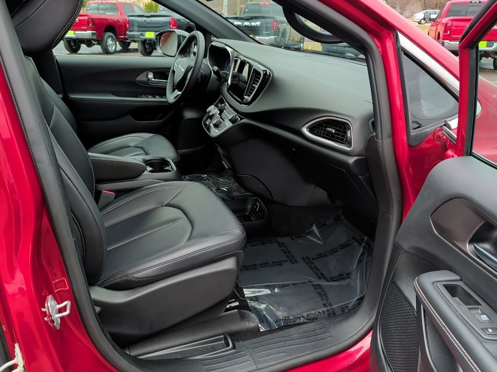 Used 2025 Chrysler Pacifica Select image 36