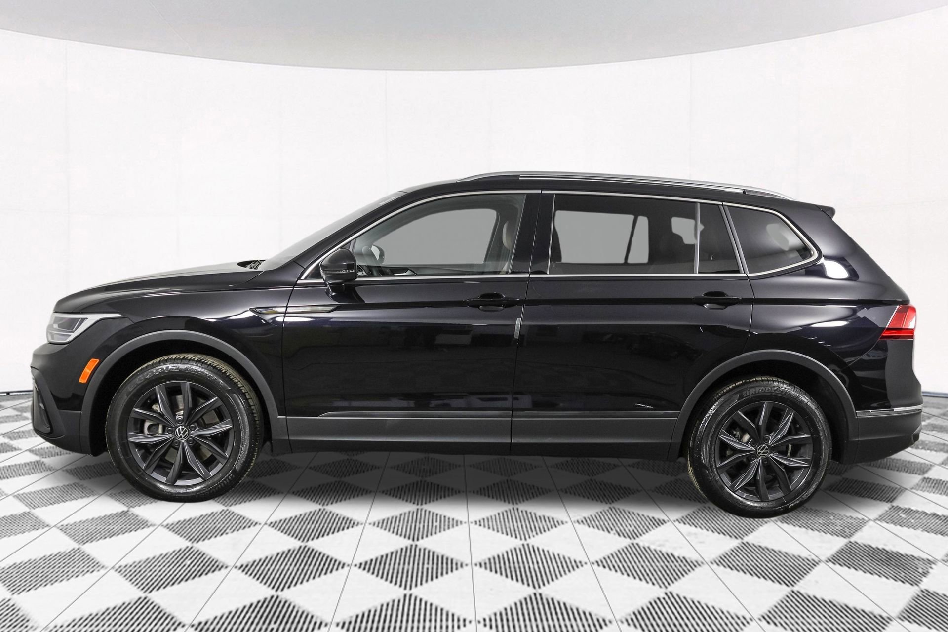 Used 2024 Volkswagen Tiguan SE image 18