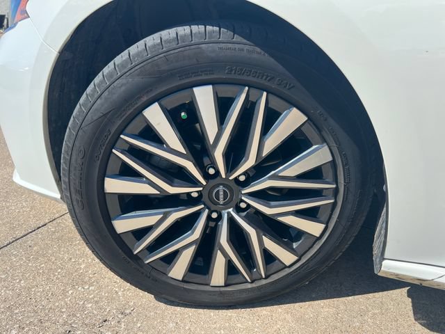 Used 2025 Nissan Altima 2.5 SV FWD image 17