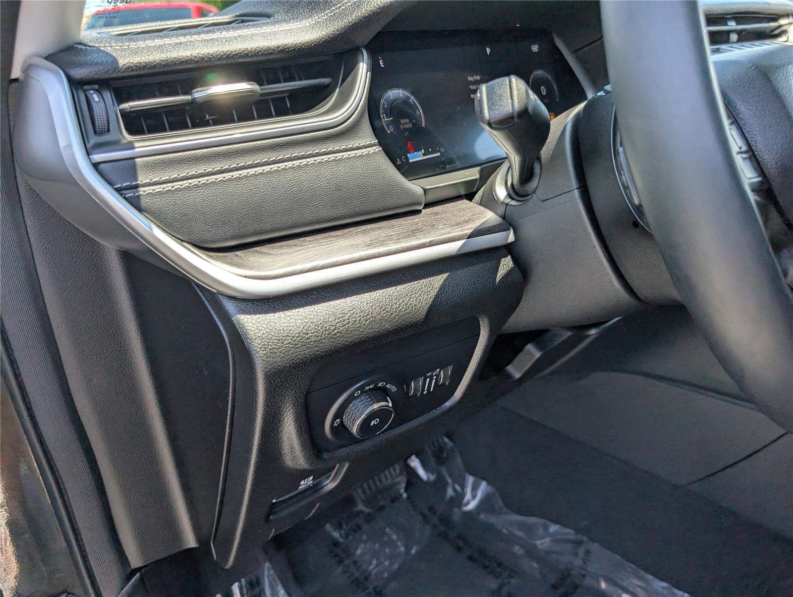 Used 2022 Jeep Grand Cherokee L Limited AWD/4WD image 25