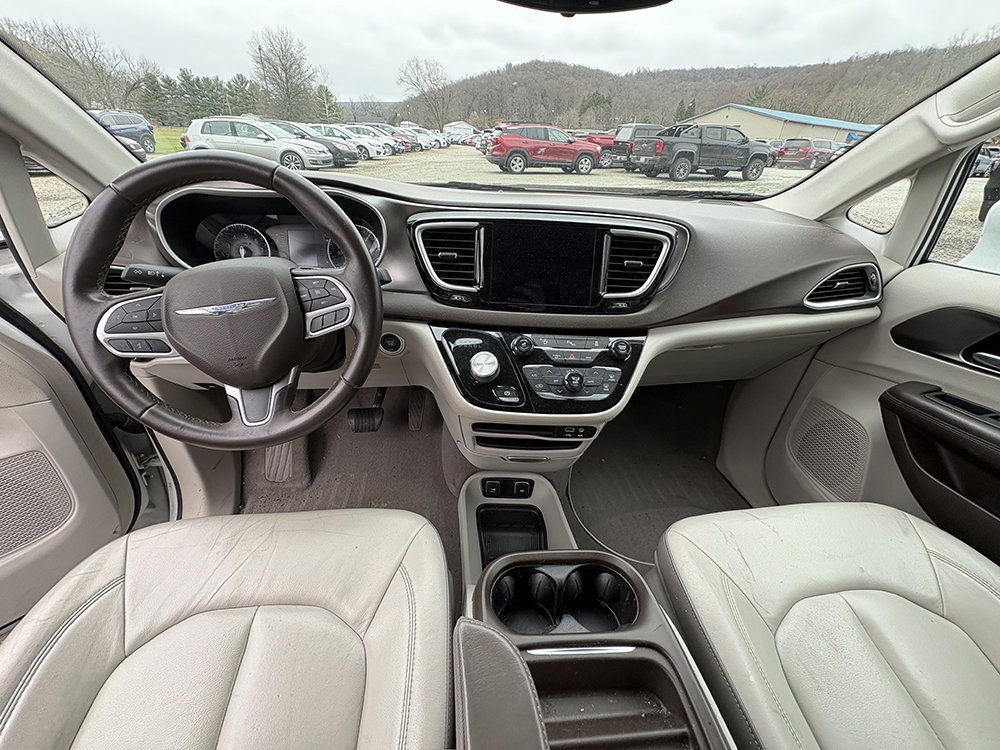 Used 2017 Chrysler Pacifica Touring-L FWD image 12