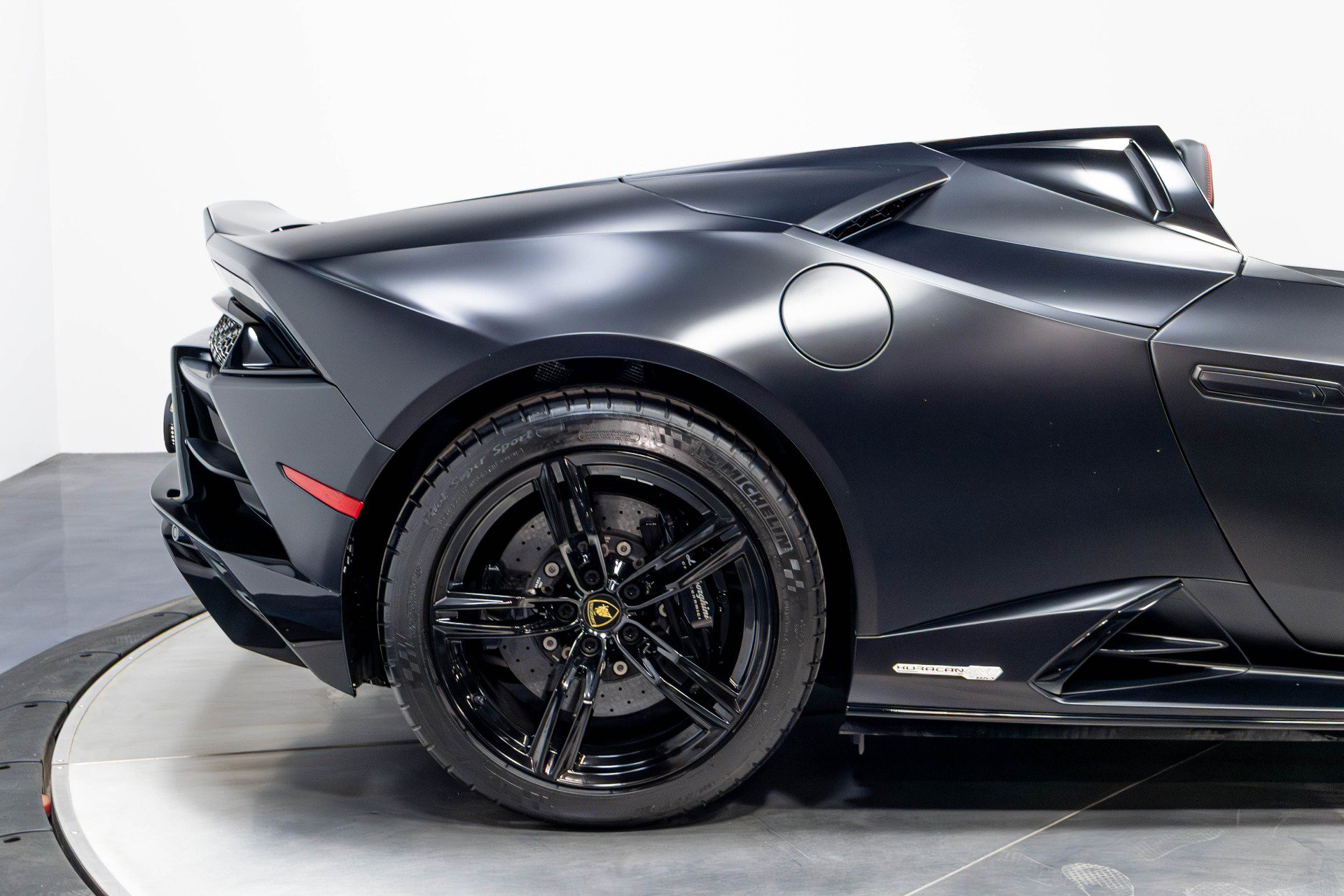 Used 2021 Lamborghini Huracan EVO RWD image 21