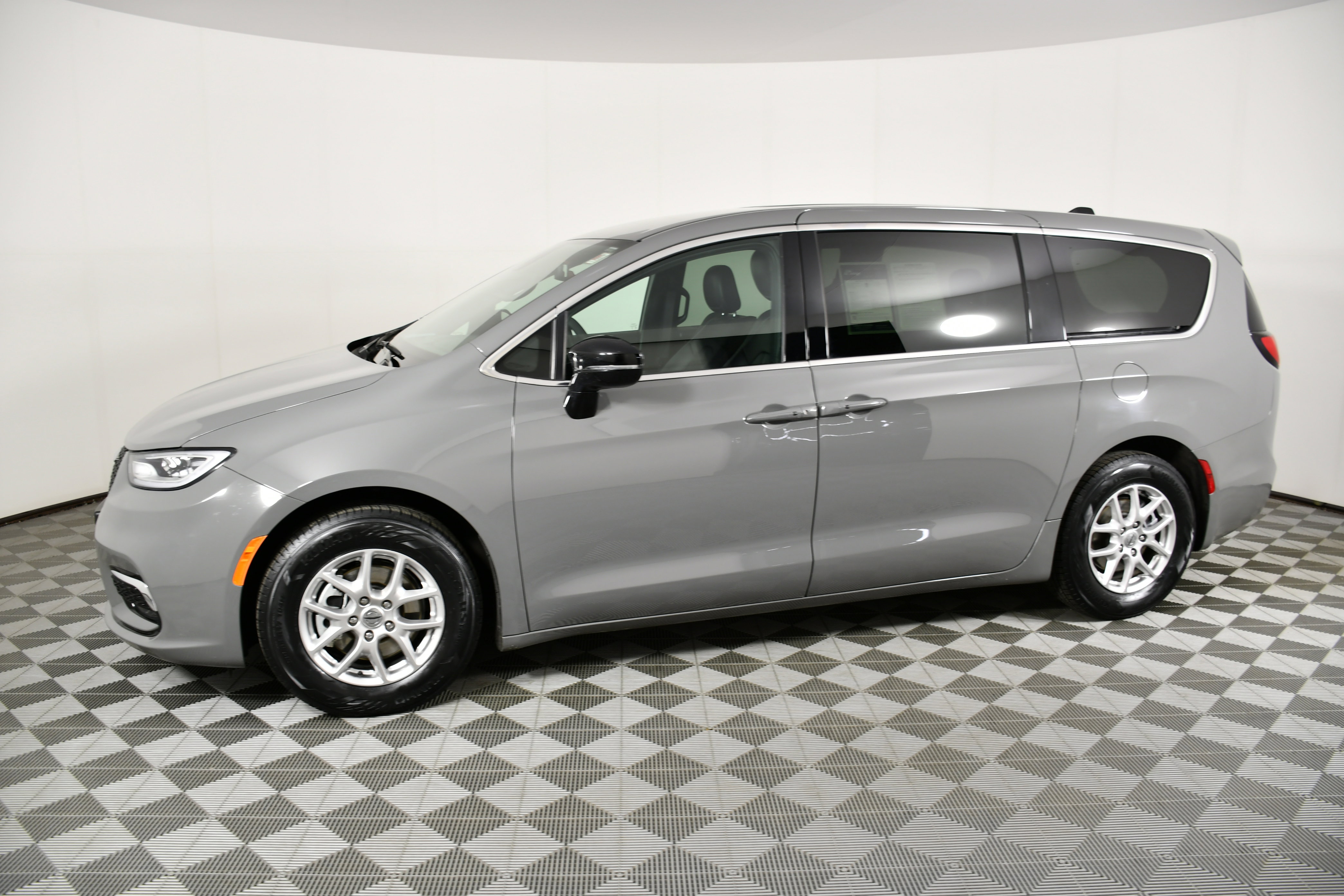 Used 2025 Chrysler Pacifica Select image 9