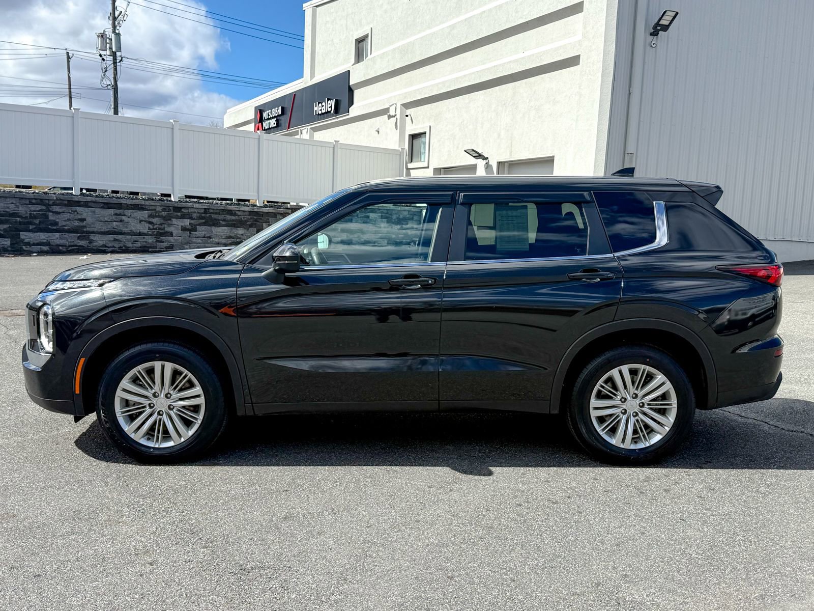 Used 2024 Mitsubishi Outlander ES image 3