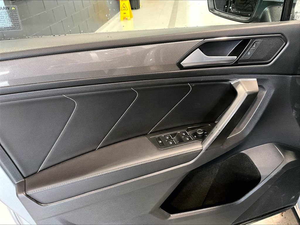 Used 2023 Volkswagen Tiguan SE w/ Panoramic Sunroof Package AWD/4WD image 10