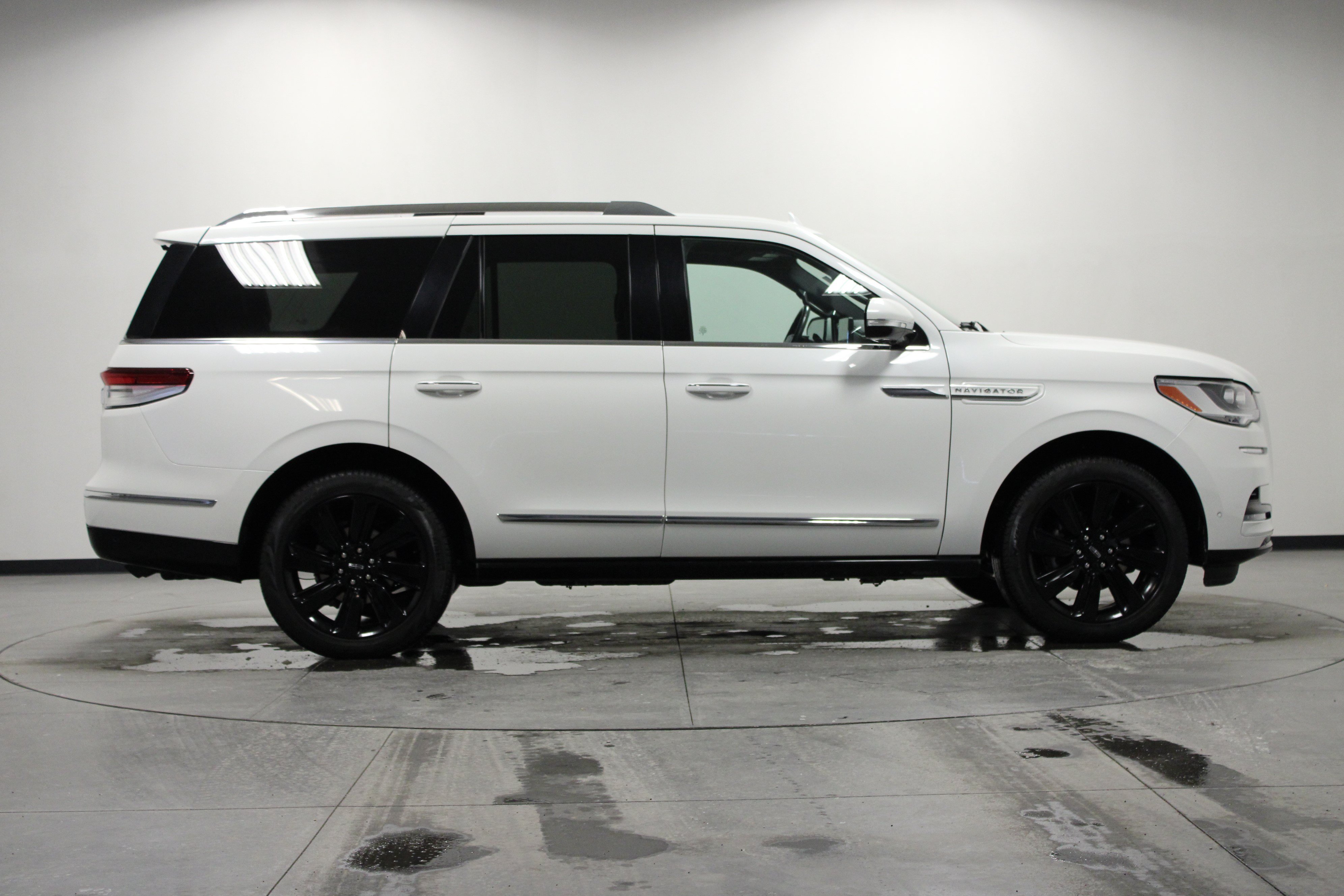 Used 2023 Lincoln Navigator Reserve AWD/4WD image 3