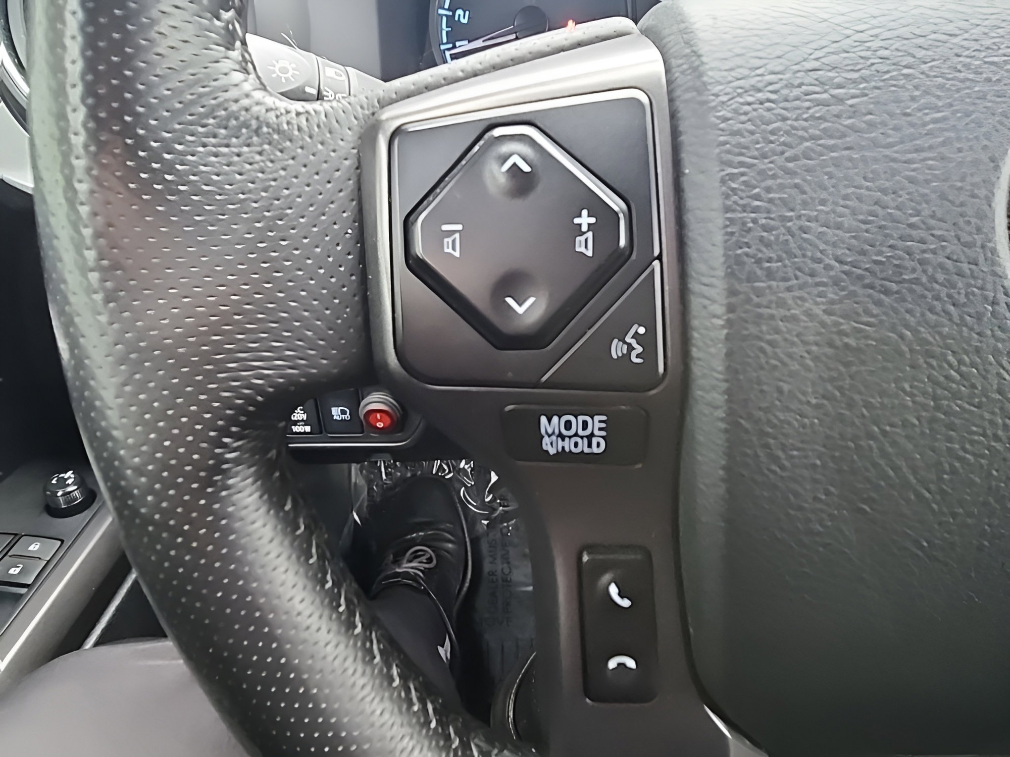 Used 2019 Toyota Tacoma TRD Off-Road w/ Technology Package AWD/4WD image 16