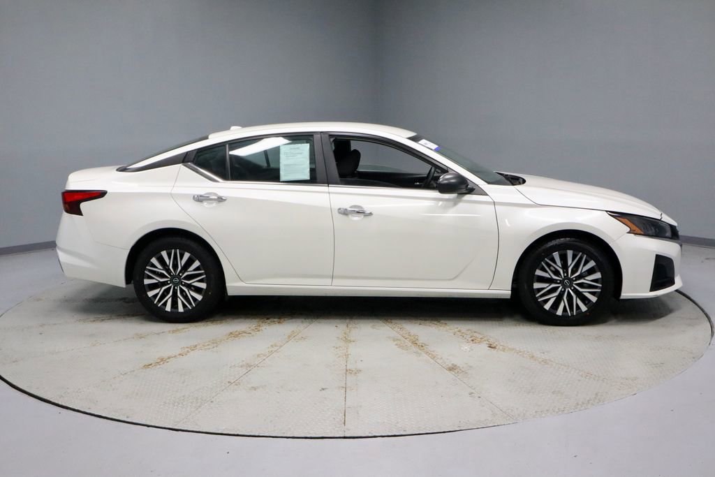 Certified 2025 Nissan Altima 2.5 SV FWD image 11