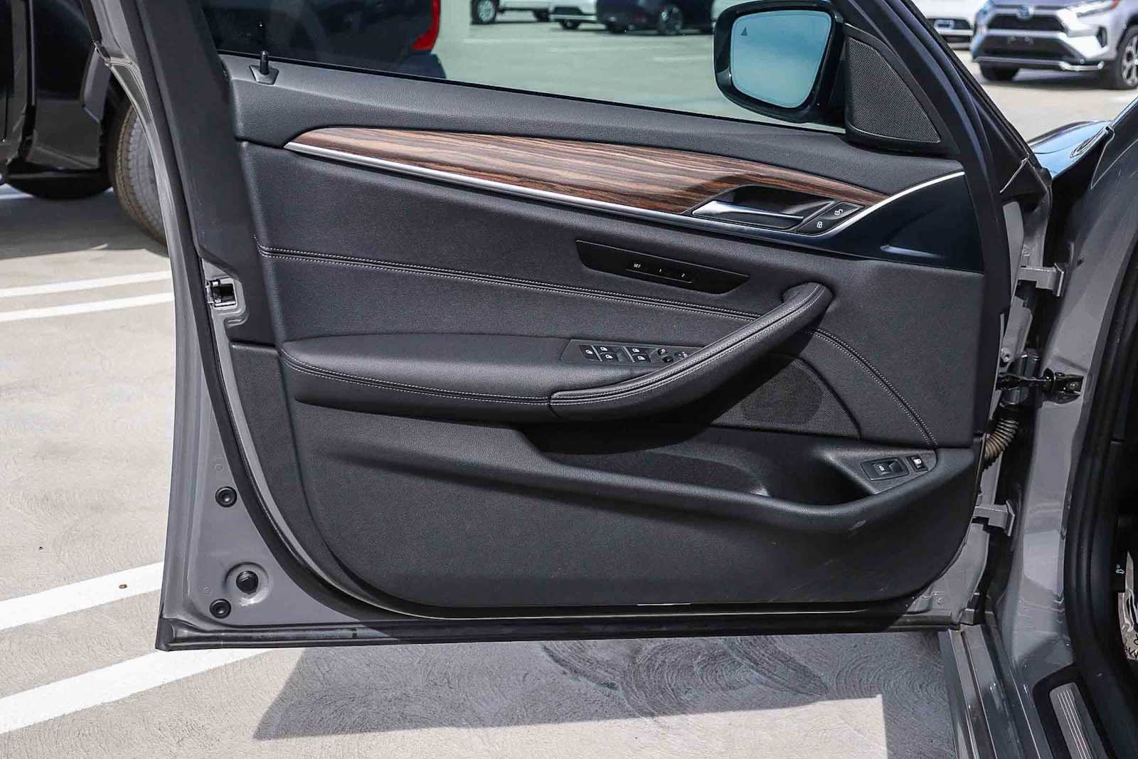 Used 2022 BMW 530e w/ M Sport Package image 30