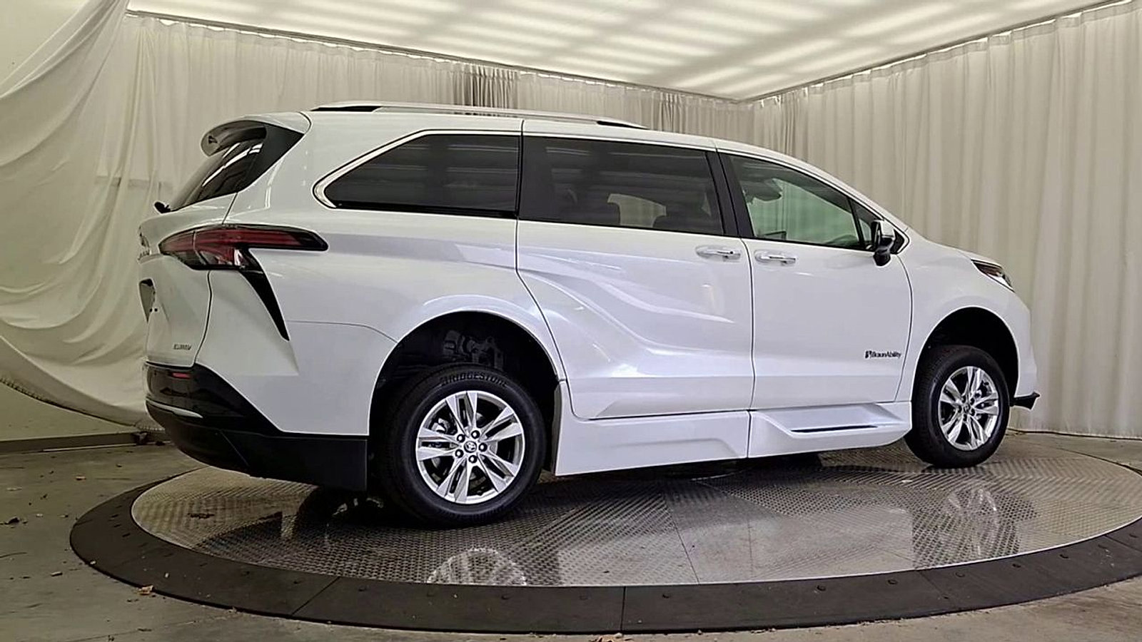 Used 2026 Toyota Sienna Limited FWD image 7