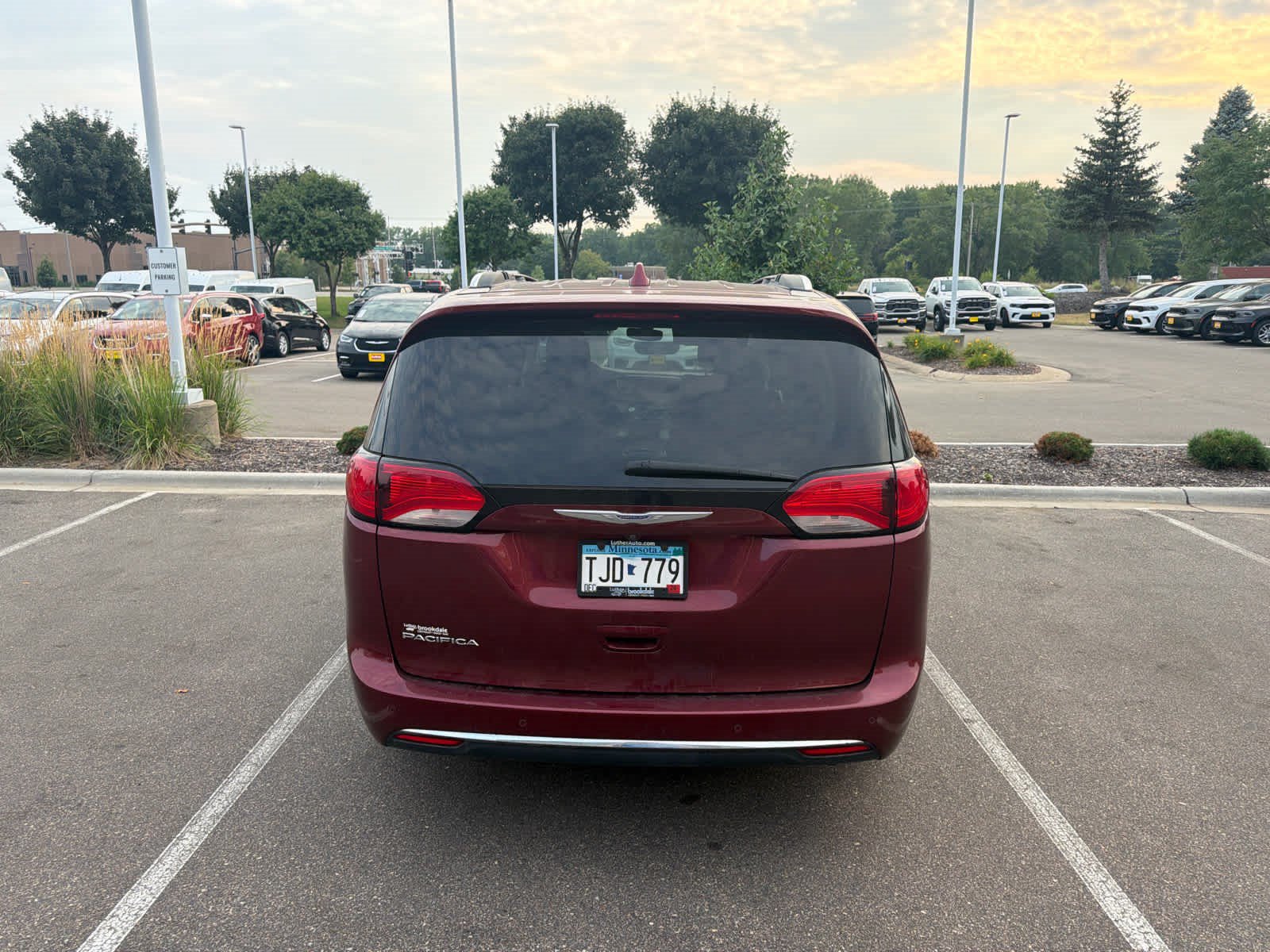 Used 2019 Chrysler Pacifica Touring-L w/ Tire & Wheel Group FWD image 8