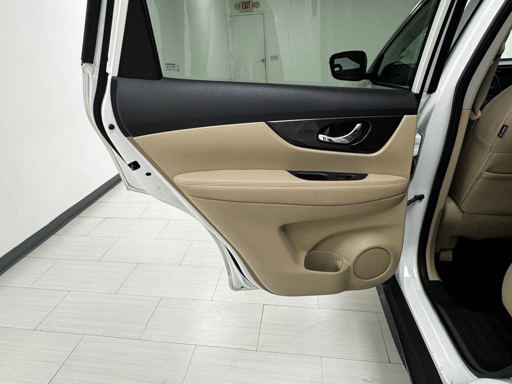 Used 2017 Nissan Rogue SV image 11