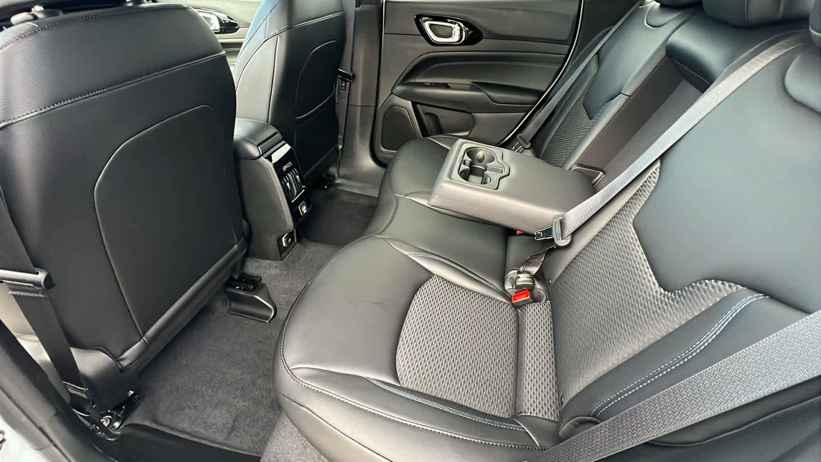 New 2026 Jeep Compass Latitude image 24