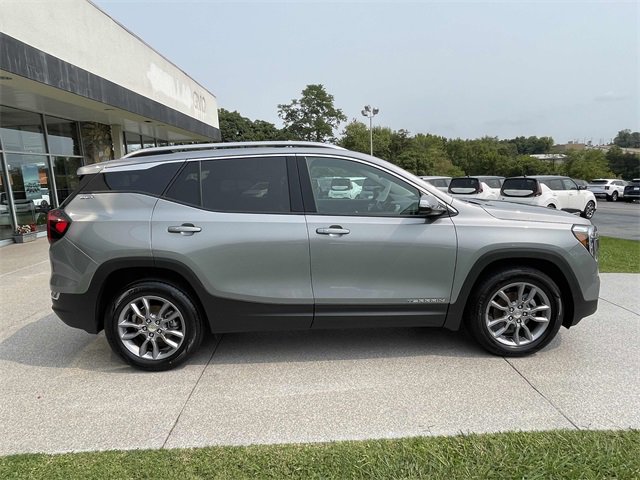 Used 2024 GMC Terrain SLT image 23