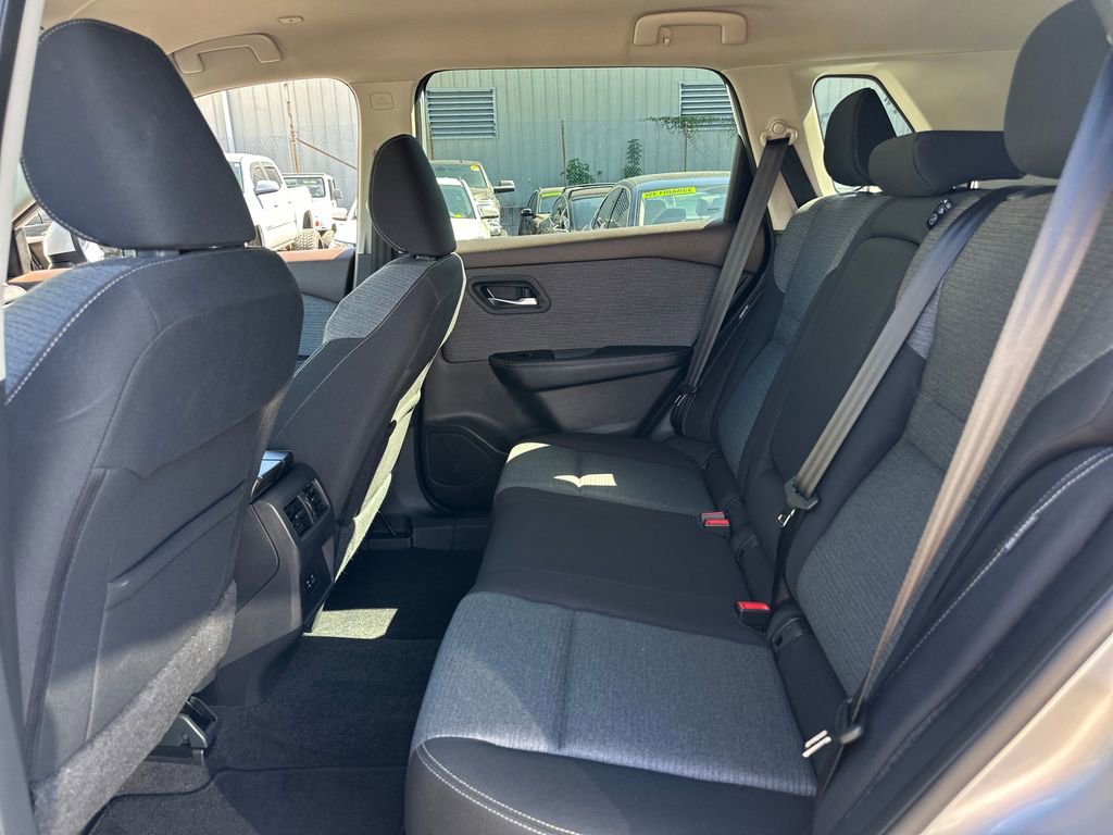 Used 2022 Nissan Rogue SV image 15