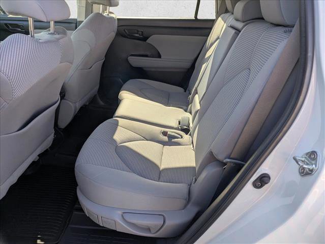Used 2023 Toyota Highlander L image 16