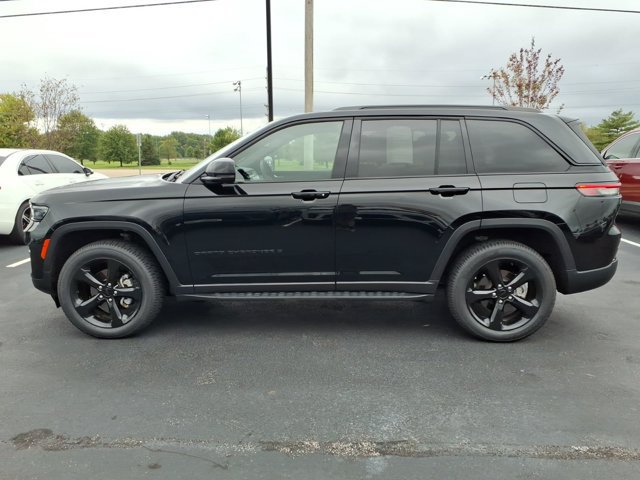 Used 2023 Jeep Grand Cherokee Altitude AWD/4WD image 4
