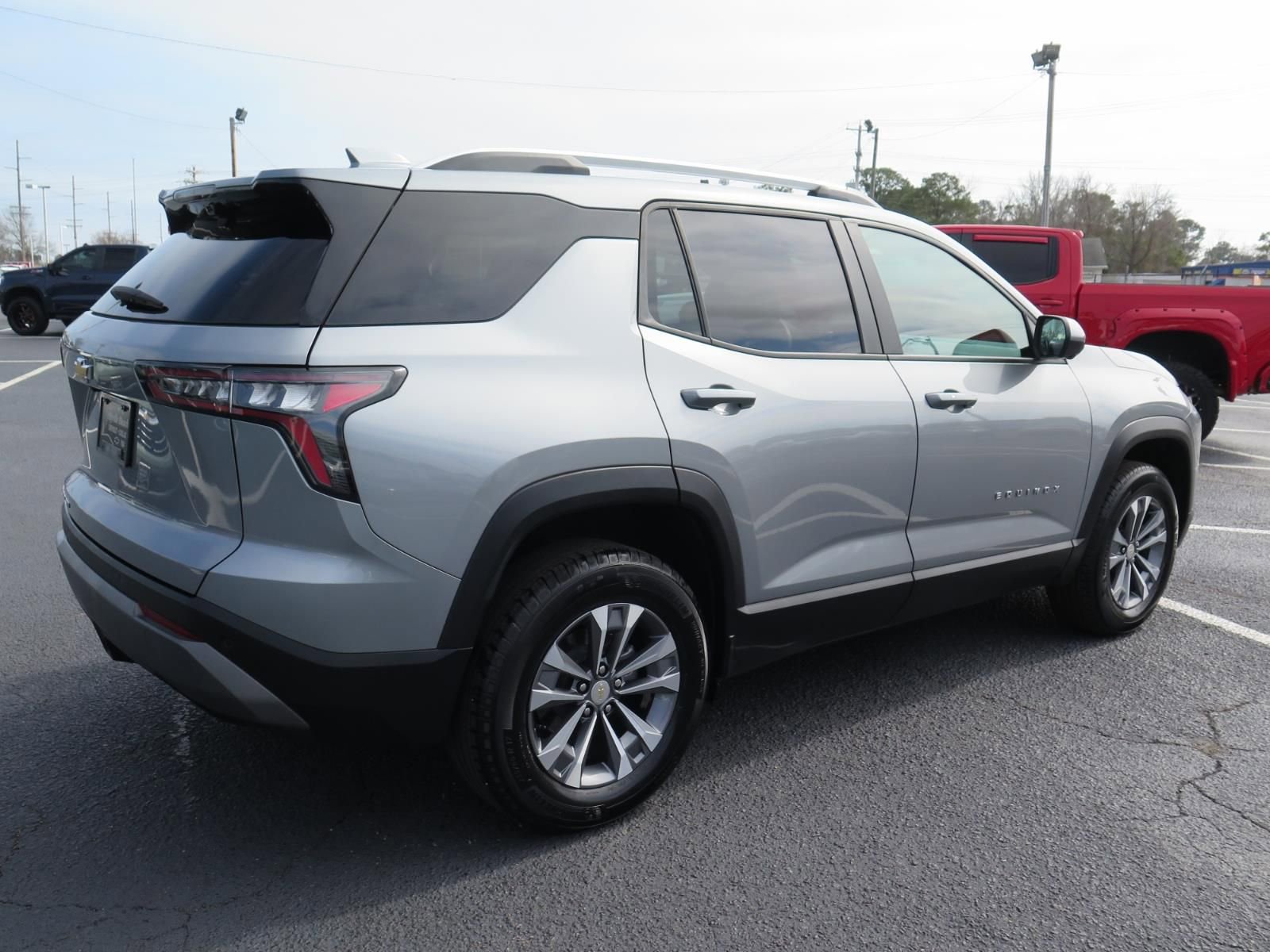 Used 2025 Chevrolet Equinox LT w/ Convenience Package II image 3