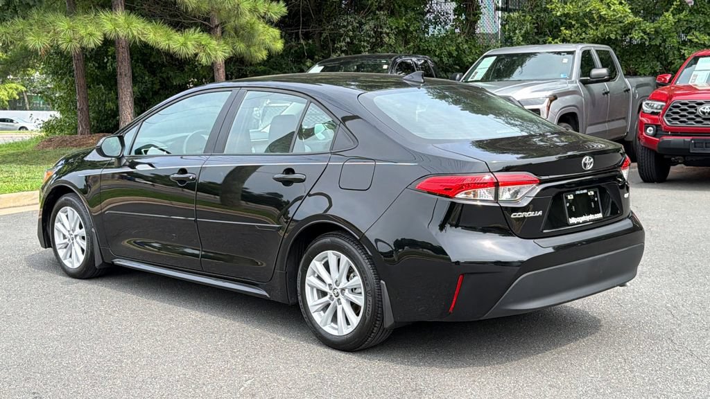 Used 2025 Toyota Corolla LE w/ LE Premium Package FWD image 3