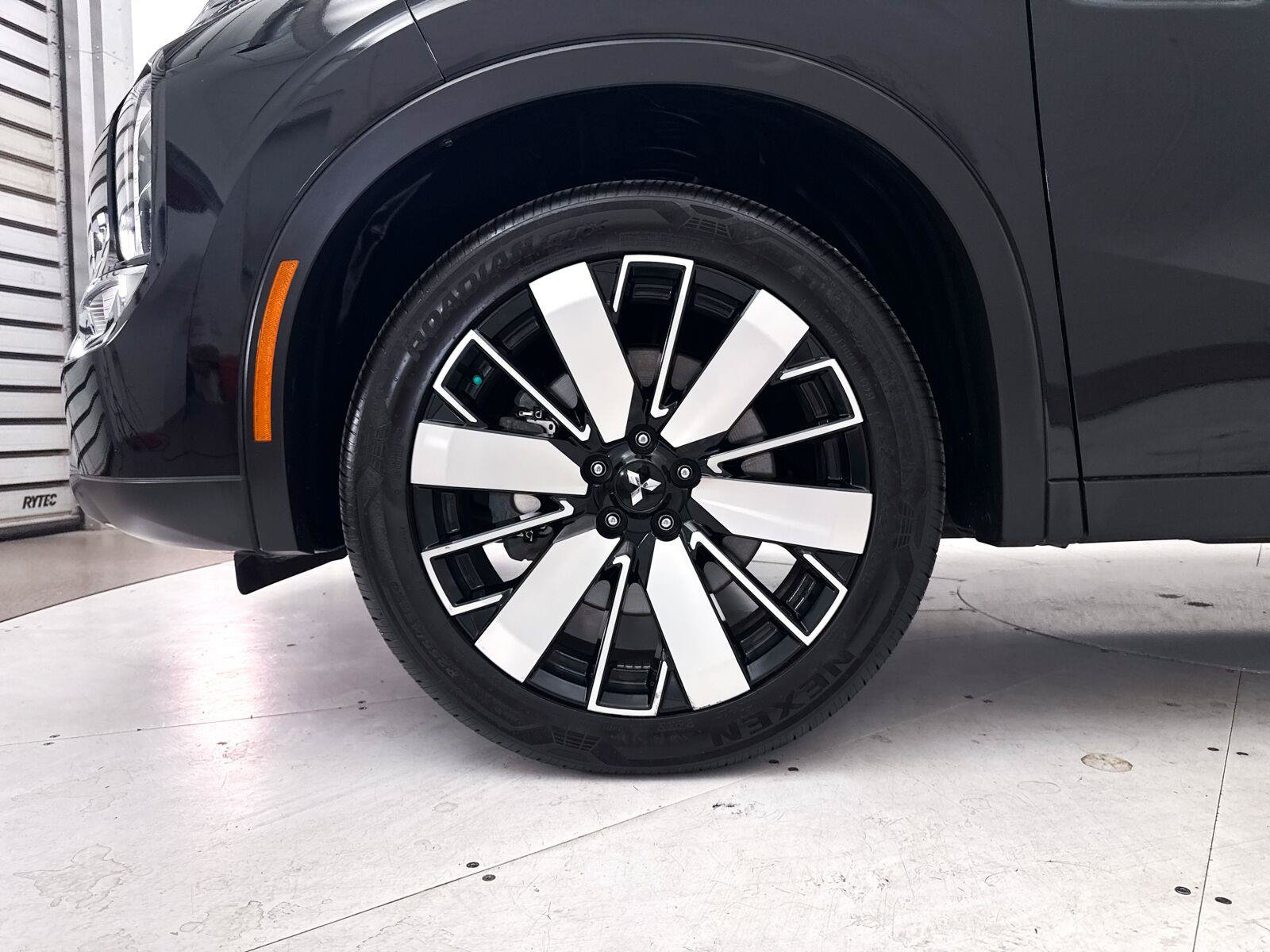 Used 2025 Mitsubishi Outlander SE FWD image 18