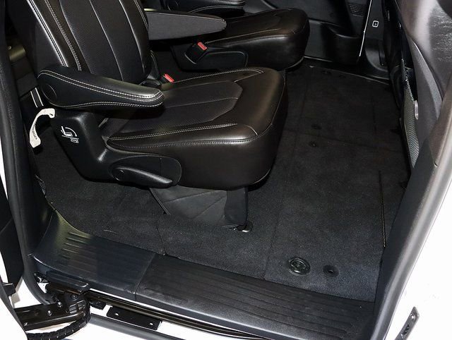 Used 2026 Chrysler Pacifica Select image 27