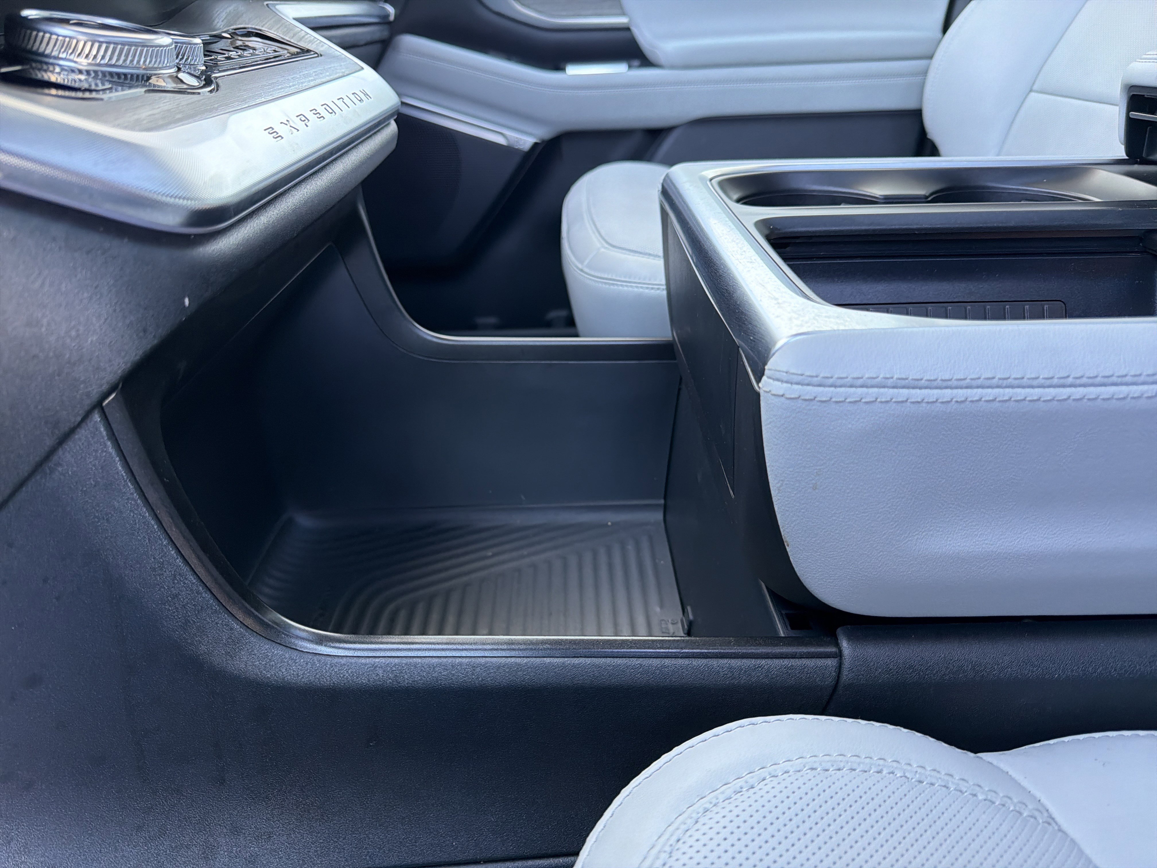 Certified 2025 Ford Expedition Platinum AWD/4WD image 4