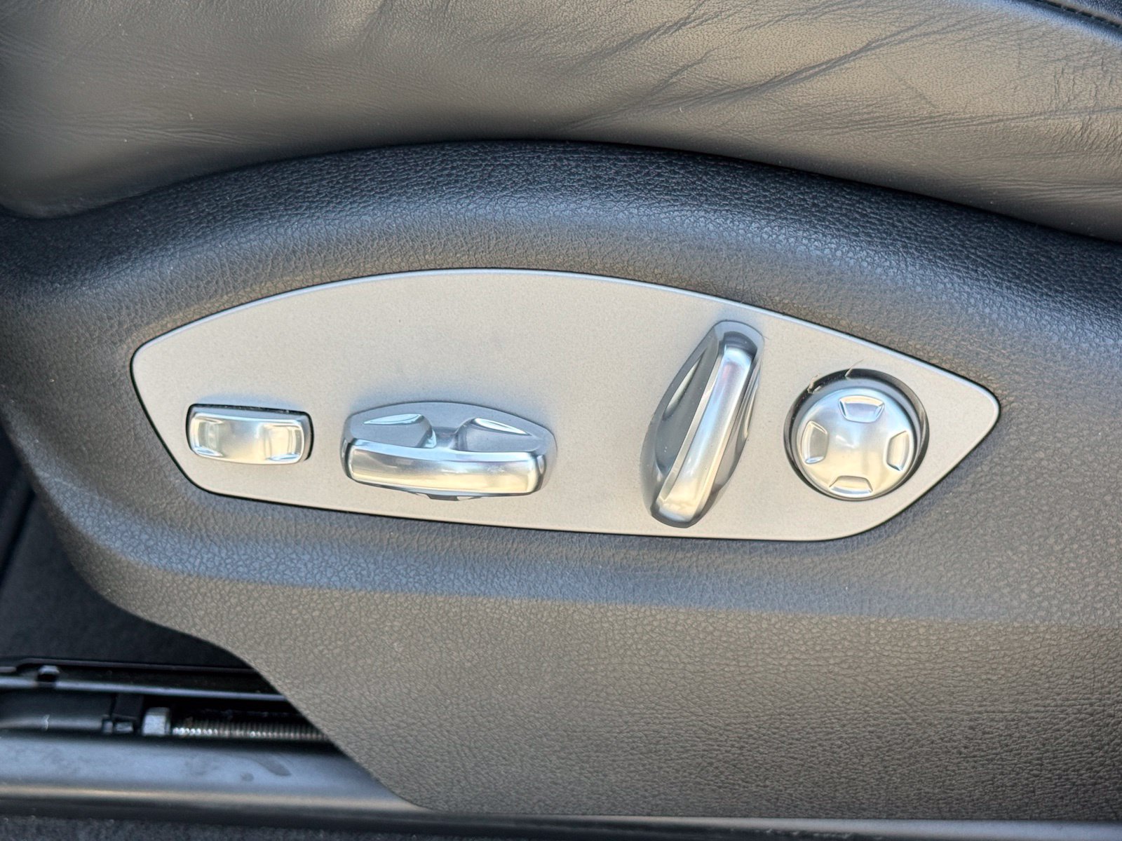 Used 2023 Porsche Macan S AWD/4WD image 26