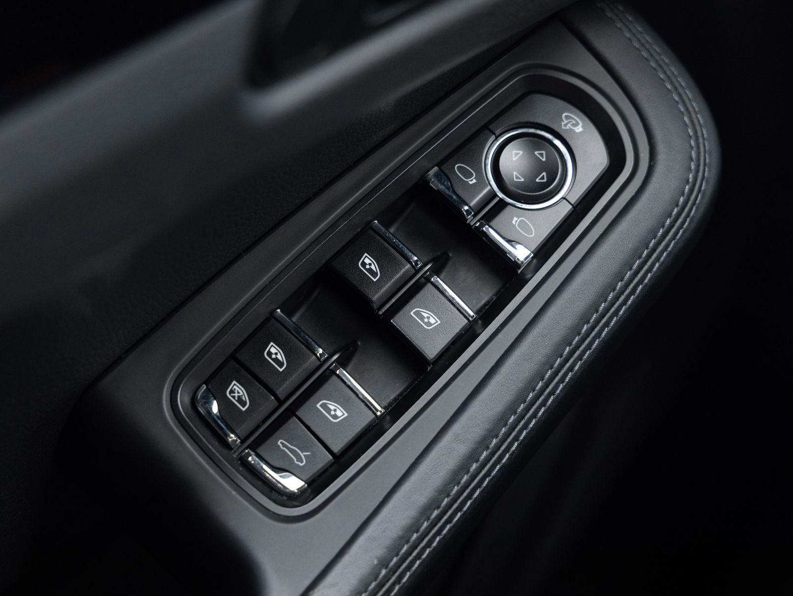 Certified 2023 Porsche Macan Turbo AWD/4WD image 19