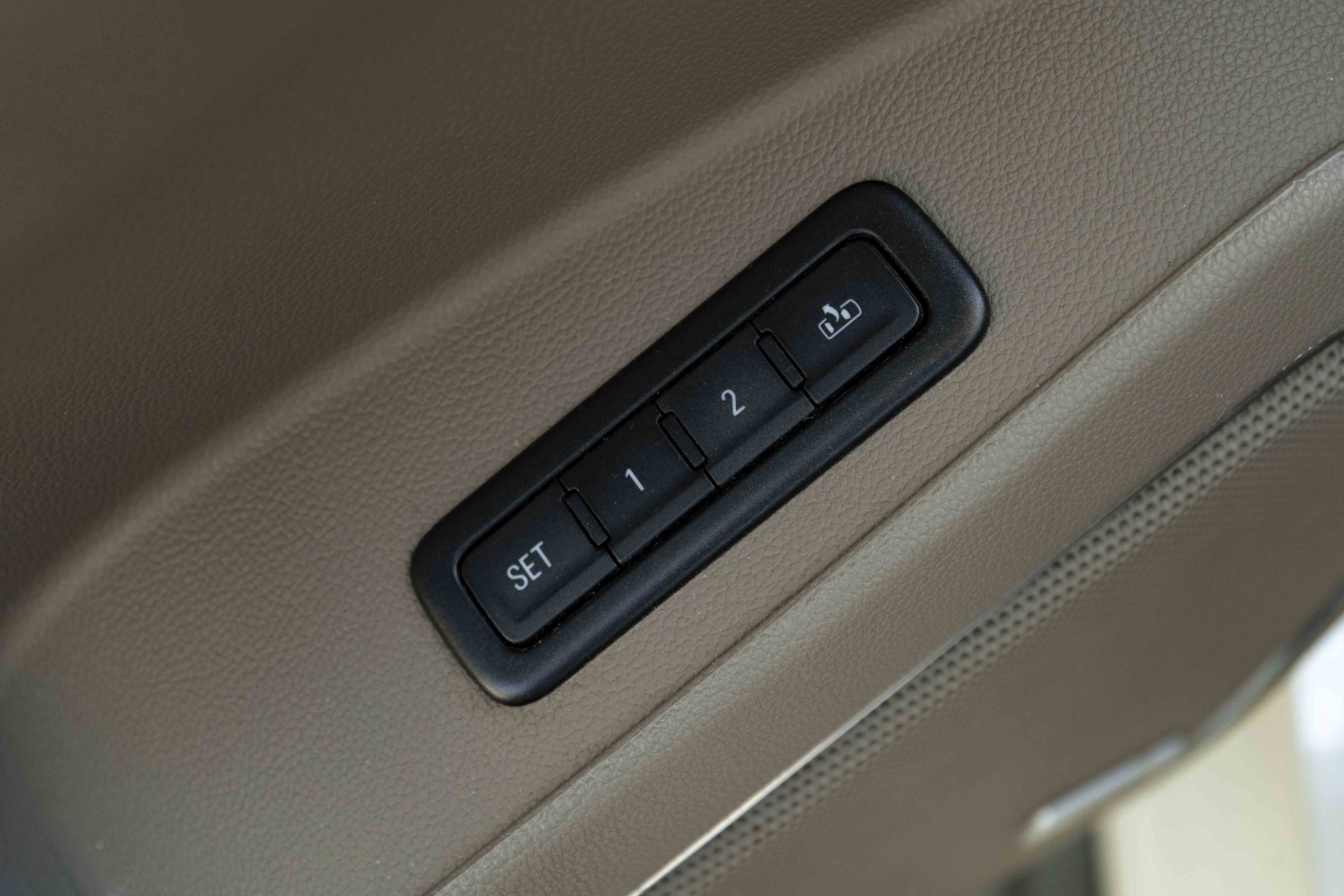 Used 2015 GMC Yukon SLT w/ Open Road Package RWD image 37