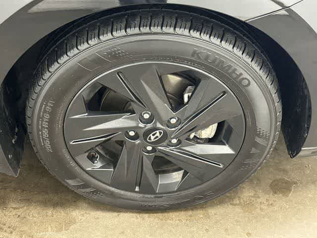 Used 2023 Hyundai Elantra SEL w/ Winter Weather Package FWD image 5