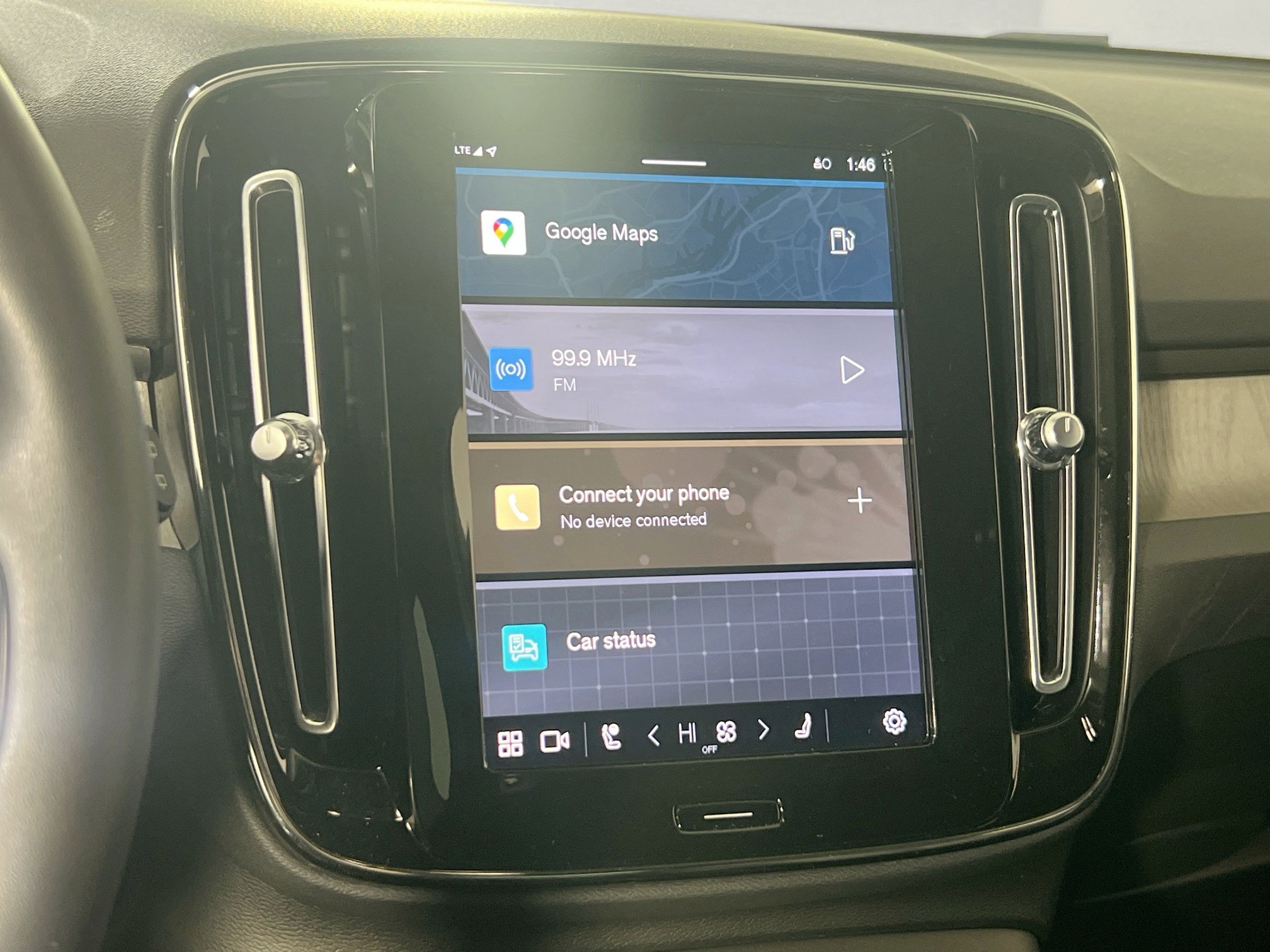 Used 2023 Volvo XC40 B5 Core w/ Climate Package image 15