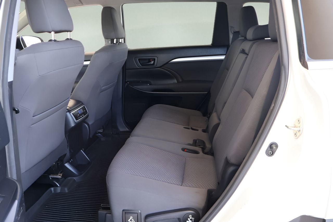Used 2018 Toyota Highlander LE FWD image 13