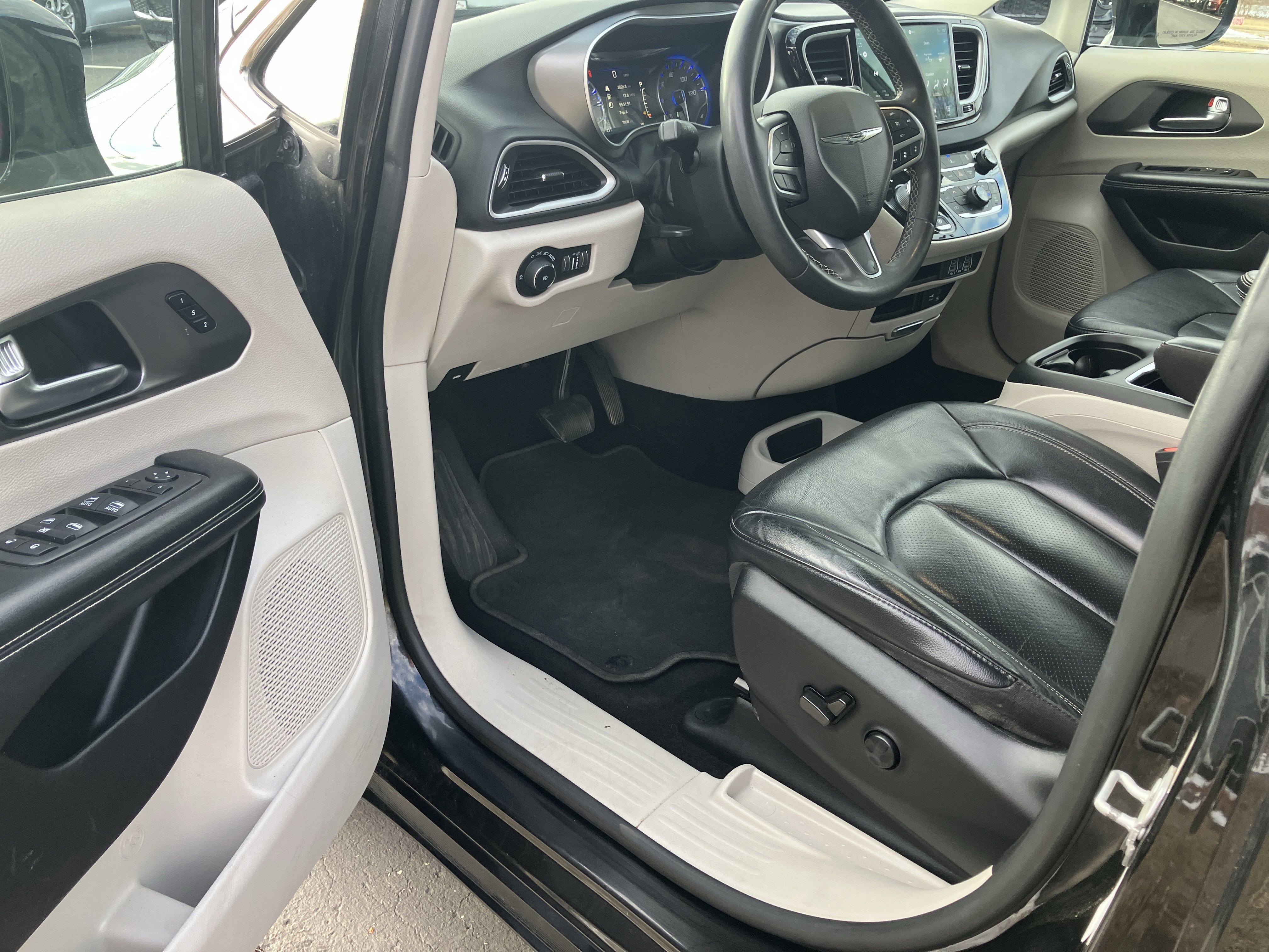 Used 2022 Chrysler Pacifica Touring-L image 8