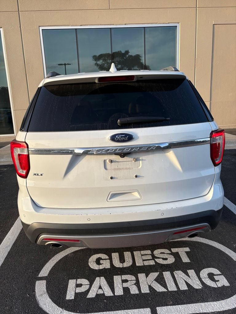 Used 2017 Ford Explorer XLT w/ Equipment Group 202A FWD image 5